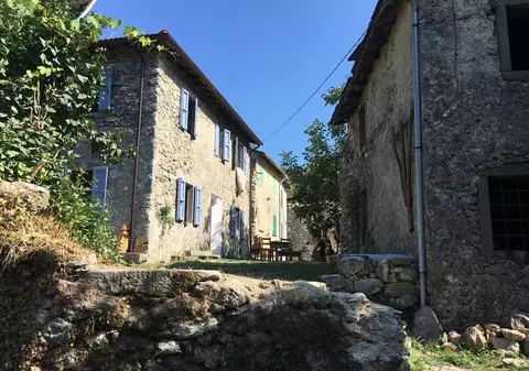 Prinși de criza COVID în casele părăginite cumpărate cu un dolar, în Italia. Aventurile prin care au trecut un american și doi brazilieni în timpul carantinei