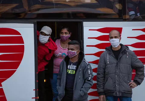 După ce i-a abandonat pe aeroportul Otopeni, Prefectura Botoșani minte când susține că urma să-i ducă de fapt pe muncitorii srilankezi la noile joburi din Colentina