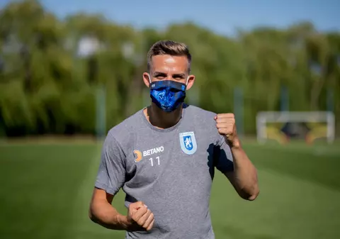 Fotbaliștii de la Universitatea Craiova fac reclamă măștilor de protecție cu însemnele clubului