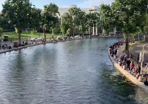 VIDEO | Poliția a dispersat mulțimile strânse la Paris pe malul apei, în prima zi după opt săptămâni de carantină