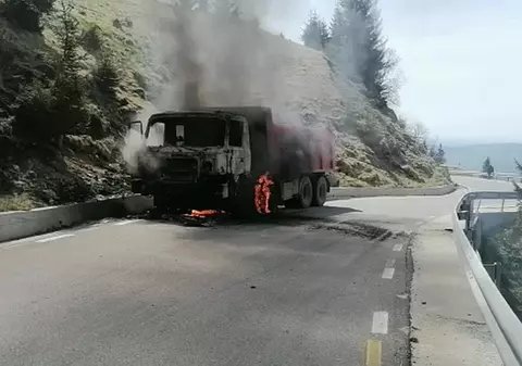 Un camion s-a făcut scrum în drumul spre cabana Peștera. Au intervenit pompierii și jandarmiii montani