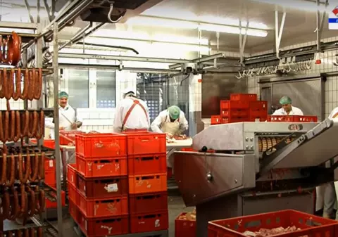 Cum au fost nepăsătoare autoritățile germane și firmele cu cei 200 de muncitori români  bolnavi de COVID-19 din Birkenfeld. Patronii români au fost anchetați pentru evaziune