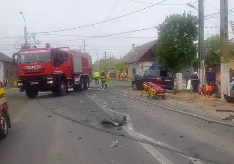Ciocnire violentă în Timiș. Un autocar plin cu pasageri s-a oprit într-o casă. Care este starea victimelor