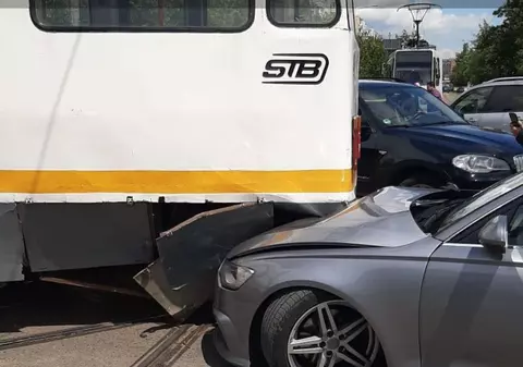 Accident în Bucureşti. Un tramvai a deraiat şi a acroşat o maşină