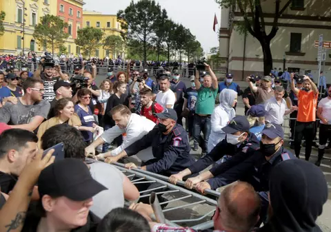 Soţia preşedintelui albanez, reţinută pentru participarea la protestul față de demolarea clădirii Teatrului Naţional