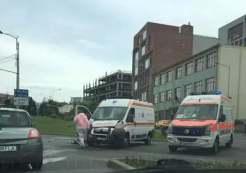 Impact violent în Cluj. O ambulanță aflată în misiune, implicată în accident. O asistentă, transportată la spital