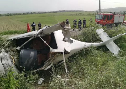 Un avion de mici dimensiuni a aterizat forţat în Alba. Pilotul a fost rănit