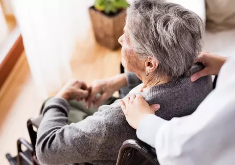 Soluția găsită pentru căminul cu zeci de bătrâni infectați, rămași fără medic: „A venit o doamnă doctor. A promis că mai vine din când în când”