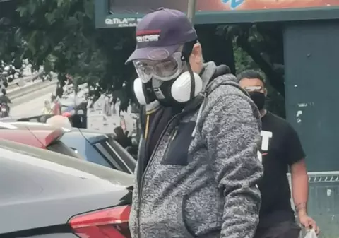 Protecție maximă împotriva COVID-19. Cum s-a echipat un bărbat din București