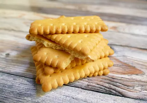 O polițistă a fost pusă sub acuzare pentru că i-a furat un pachet de biscuiți unui condamnat