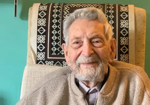 A murit cel mai bătrân bărbat din lume, la 112 ani. Un român a rămas liderul veteranilor