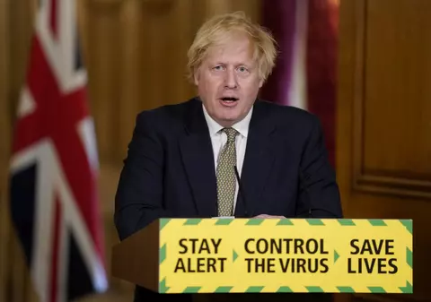 Scandal după ce consilierul lui Boris Johnson, arhitectul Brexitului, a încălcat carantina. Premierul este presat să îl demită