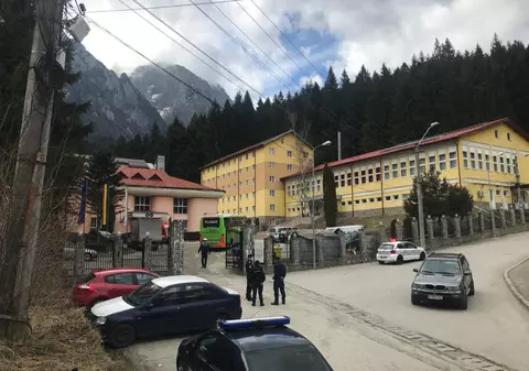 Un tânăr carantinat la centrul de la Bușteni a fost încătușat și dus la psihiatrie, după ce s-a certat cu iubita
