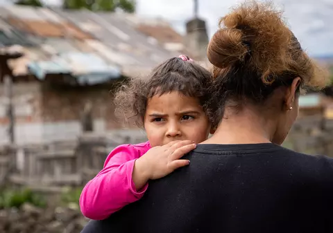 „Salvați Copiii”: Segregarea copiilor romi în școli, interzisă pe hârtie, dar practicată pe teren