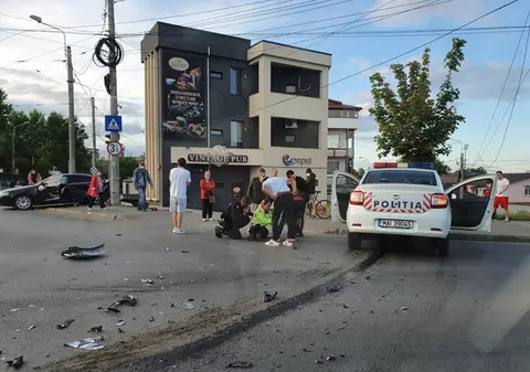 O polițistă din Galați a rămas fără permis în urma unui accident. Tânăra se afla în misiune