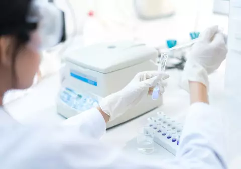 A explodat focarul de Covid-19 de la fabrica de înghețată din Sebeș. În total, 47 de angajați au fost infectați