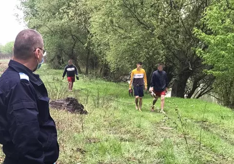 VIDEO   | Petrecere de 1 Mai, ”spartă” de jandarmi. Șase tineri din Alba, amendați că au ieșit cu cortul