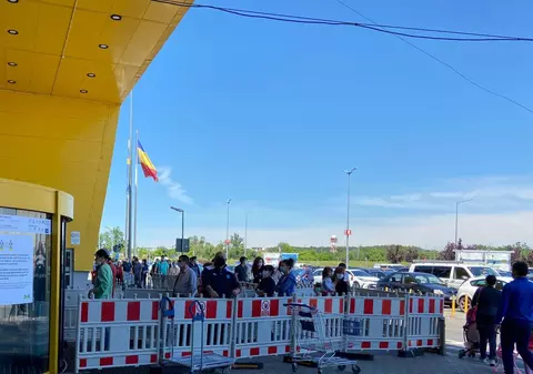 Coadă la IKEA Băneasa. Oamenii așteaptă zeci de minute ca să intre în magazin