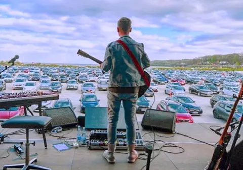 Concert “drive-in”, ultima modă în Danemarca. Cum  au respectat fanii distanțarea socială
