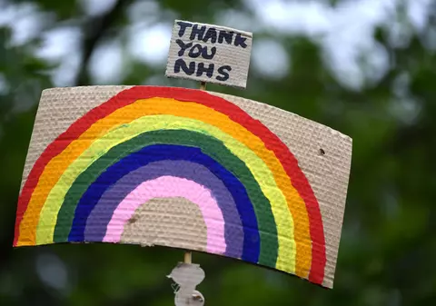 Autoritățile din Turcia interzic copiilor să pună la geamuri curcubeie desenate, pe motiv că îi corupe comunitatea gay