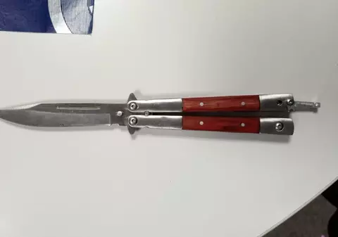 Un tânăr a fost prins cu un cuțit asupra sa într-un autobuz din București, în timp ce urmărea călătorii