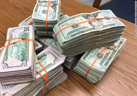 Un tânăr de 19 ani a devenit erou în New Mexico, după ce a găsit 135.000 de dolari lângă un bancomat