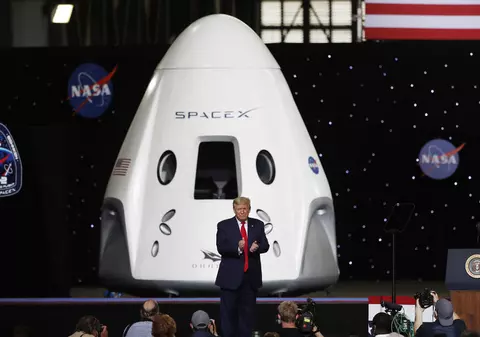 Donald Trump, felicitări la dublu pentru Elon Musk după succesul lansării SpaceX. Legătura cu producția de arme făcută de președintele SUA