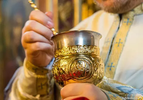 Regulile pentru participarea la slujbele religioase au fost relaxate. Lingurița de împărtășanie nu mai e de unică folosință, dar trebuie dezinfectată după fiecare folosire