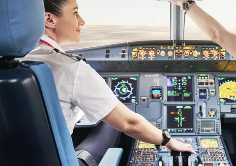 Viață de pilot departe de manșă. Mărturia unei tinere de 35 de ani, căpitan de aeronavă: “Abia aștept să umplem iar cerul cu avioanele noastre”