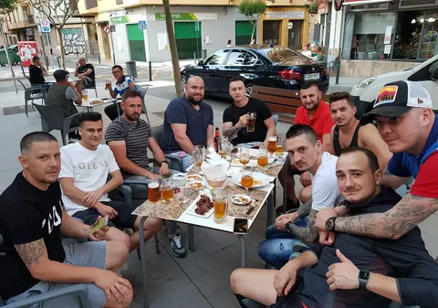 Românii din Spania revin la viață după lupta cu virusul: măști obligatorii, dar liber la mici, sarmale și bere