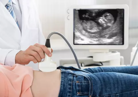 Afacerile medicilor: refuzate să facă gratuit ecografiile din timpul sarcinii, pacientele Spitalului Argeș spun că doctorii le cheamă la cabinetele lor din privat