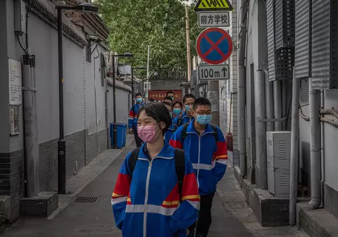 Frica de COVID-19 nu a dispărut. Elevii de gimnaziu din Beijing sunt monitorizați cu ajutorul unor brățări electronice