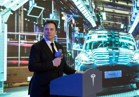 Elon Musk a reluat producția la fabrica Tesla din California, în ciuda restricțiilor: “Dacă cineva va fi arestat, cer ca acela să fiu eu”