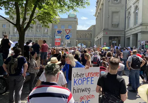 Proteste în Elveția, din cauza restricțiilor cauzate de coronavirus. Reacția autorităților: ”Oamenii s-au îmbrățișat și ne plânge inima. Va crește iar numărul de infecții”