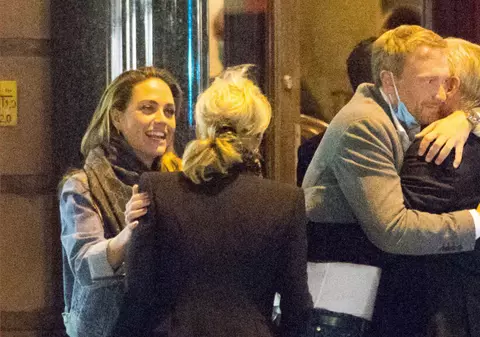 Politician german, surprins fără mască de protecție în momentul în care se îmbrățișa cu prietenii: ”Lipsă de concentare. Până la urmă, rămânem oameni”