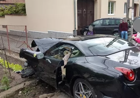 FOTO | Un bolid Ferrari s-a făcut praf într-un accident, în Alba