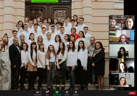 Elevi care plâng lângă curtea şcolii unde n-au voie să intre, scaune goale şi poze prinse cu cleşti de rufe pe o sfoară. Cum au arătat ceremoniile de absolvire a liceului