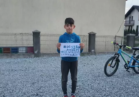 Un băiețel din Bistrița le-a arătat polițiștilor zilele trecute un mesaj scris pe o foaie de hârtie. Oamenii legii i-au făcut astăzi o vizită