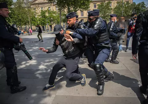 Ciocniri între tineri şi poliţie în suburbia pariziană Argenteuil, după decesul unui tânăr într-un accident