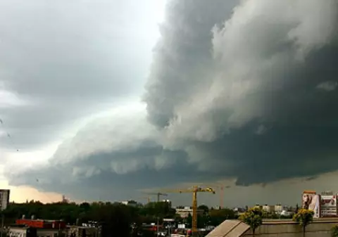 Anunțul meteorologilor. Cod portocaliu de ploi torențiale și grindină în București. Ce județe mai sunt vizate