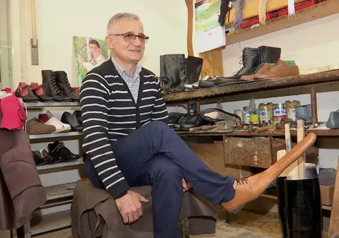 Un meşter pantofar din Cluj-Napoca a lansat pantofii de distanţare socială. "Cei care nu respectă să fie pedepsiți, să le dăm o pereche de pantofi de ăștia"