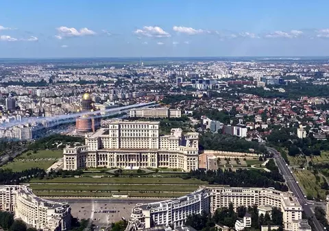 Piloţii de acrobație au survolat principalele spitale din Bucureşti, în semn de respect față de cadrele medicale. Imagini aeriene spectaculoase
