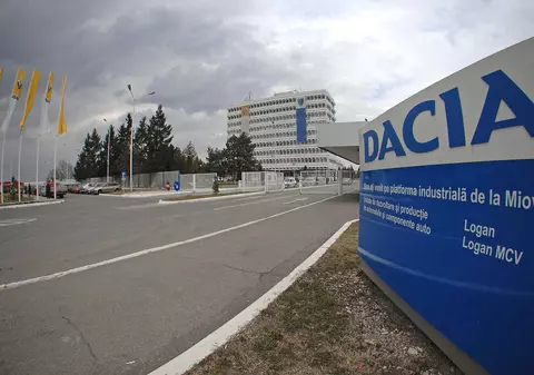Uzina Dacia produce la 67% din capacitate, la zece zile de la reluarea lucrului