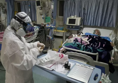 Reacția ciudată a organismului în a șaptea zi de la infectarea cu COVID-19. Doar o parte a bolnavilor e afectată și medicii nu știu de ce