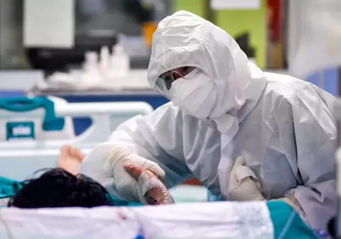 O femeie de 20 de ani, din Vaslui, venită din Anglia, cea mai tânără victimă de COVID-19 din România. Ce alte afecțiuni avea