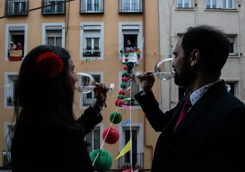 Mai multe țări europene adoptă azi noi măsuri de relaxare. Unii elevi din Austria și Germania revin la școală, iar în Spania se redeschid frizeriile