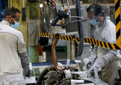 Cum a schimbat criza COVID piața muncii: bonus de distanțare socială, folosirea liftului cu programare și pauză de masă în ture