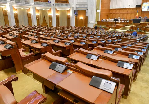 Impozitarea pensiilor speciale a fost aprobată de Parlament. Indemnizaţiile de peste 7.000 de lei vor fi taxate cu 85%