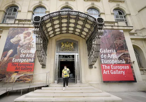 75 de angajați ai Muzeului Național de Artă a României nu și-au primit banii de șomaj de două săptămâni. Managerul și Agenția de Muncă joacă ping-pong cu ei