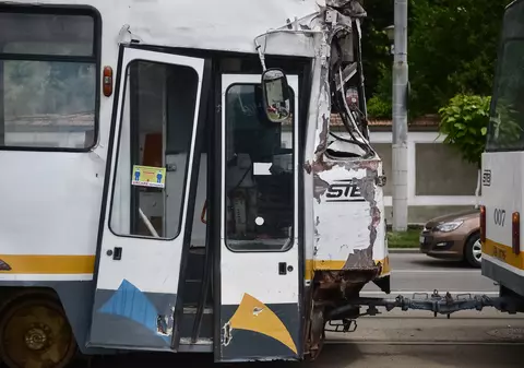 VIDEO | Momentul în care două tramvaie s-au ciocnit în București. Accidentul, surprins de camera de la bord